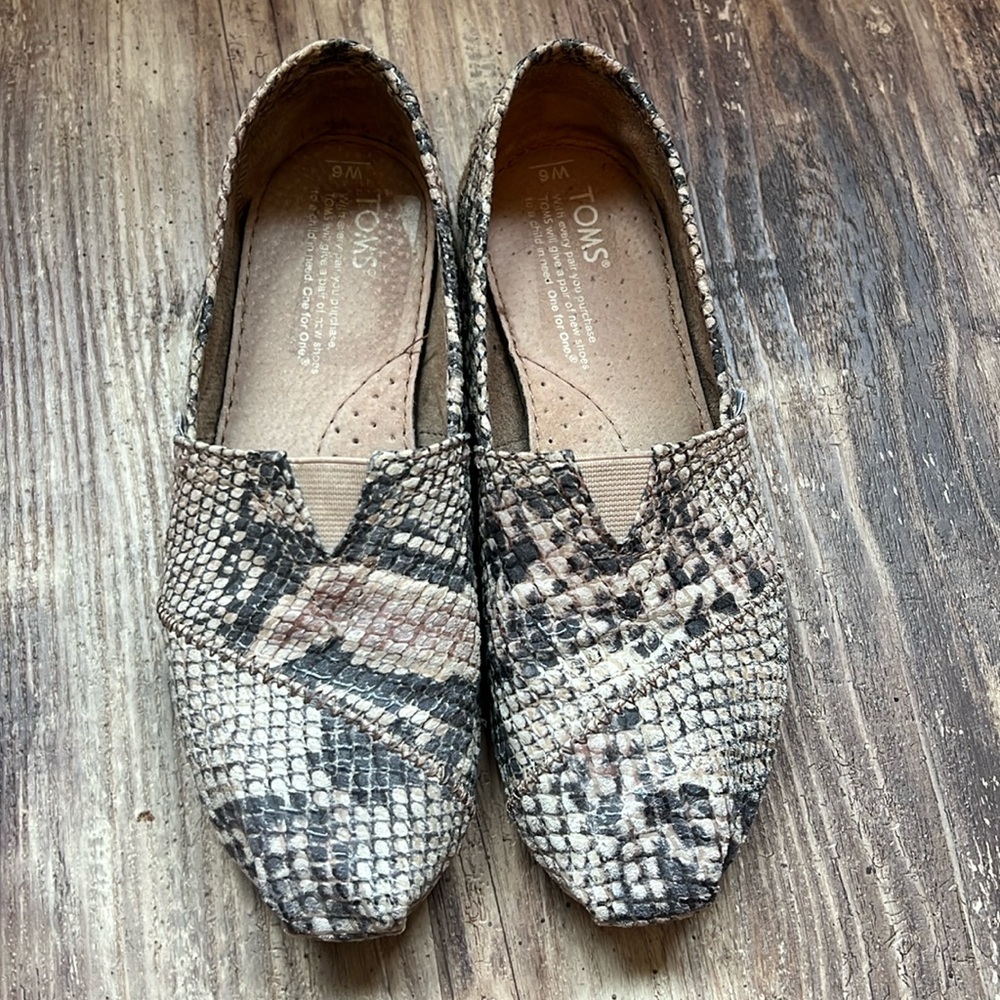 Toms size 6 women’s snakeskin pattern